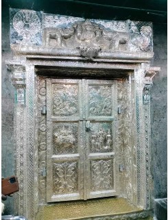பழமுதிர்ச்சோலை முருகன் கோவிலில் வெள்ளி கதவு பொருத்தப்பட்டது